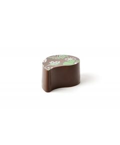 Čokoládovo orieškový krém s fragmentami lieskových orieškov v horkej čokoláde, ručne robená čokoláda