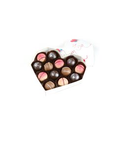 Čokoládová bonboniéra v tvare srdca naplnená trinástimi čokoládovými truffle srdiečkami, handmade