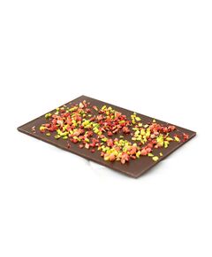 Horká čokoládová tabuľka s posypom pistácií a lyofilizovaných johôd, ručne robená čokoláda