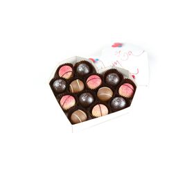 Čokoládová bonboniéra v tvare srdca naplnená trinástimi čokoládovými truffle srdiečkami, handmade
