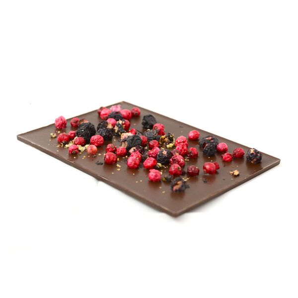Horká čokoládová tabuľka s posypom čučoriedok a ríbezlí, ručne robená čokoláda